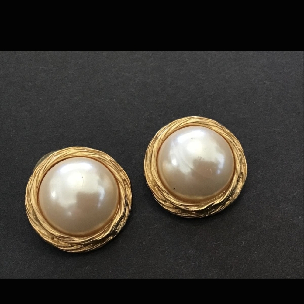 Sarah Coventry Gold Tone Pearl Earrings